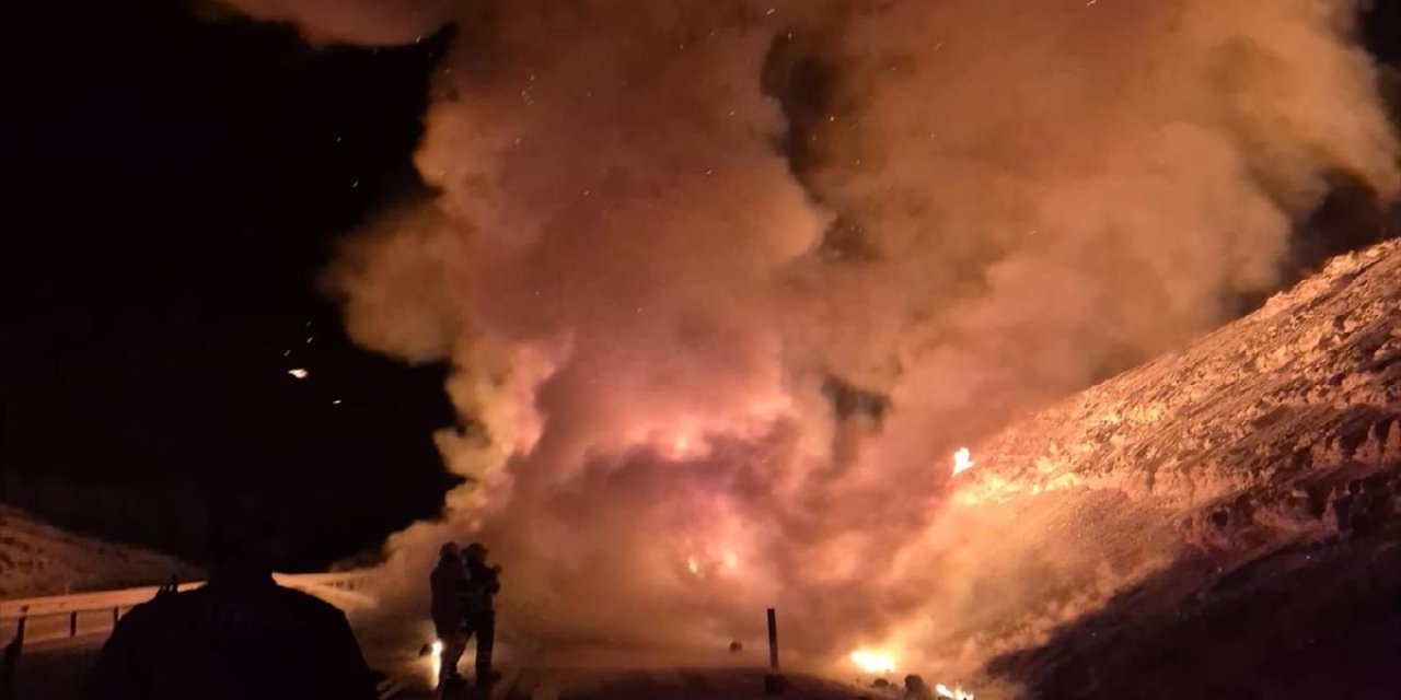 İplik yüklü tırda çıkan yangın ulaşımı aksattı