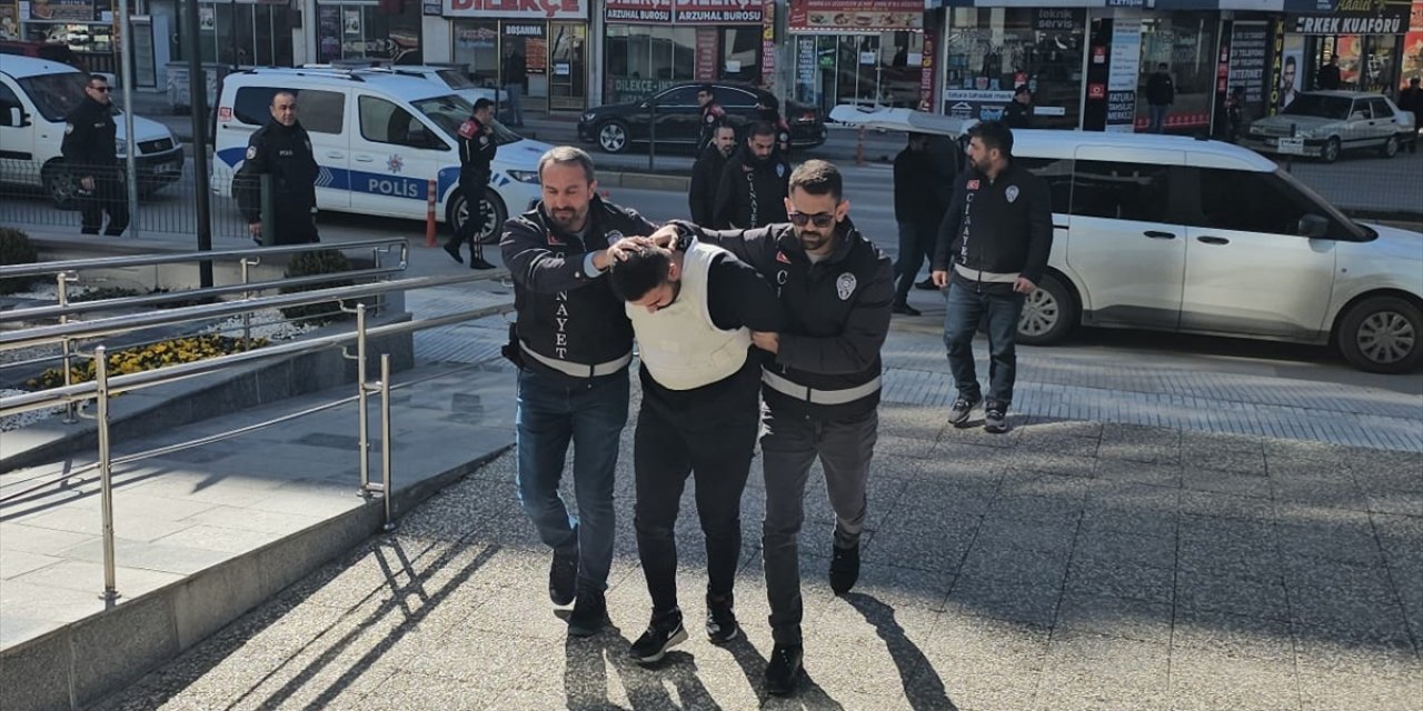 Kahvehanede husumetlisini öldürdü, 4 kişiyi yaraladı