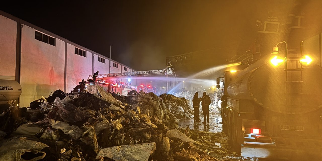 Geri dönüşüm fabrikasında korkutan yangın