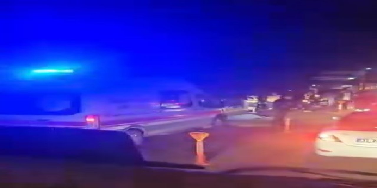 TIR ve motosiklet çarpıştı, 2 genç can verdi