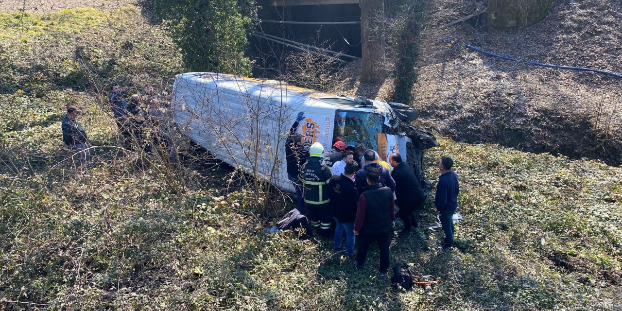 Sporcu çocukları taşıyan minibüs kaza yaptı: 7 yaralı