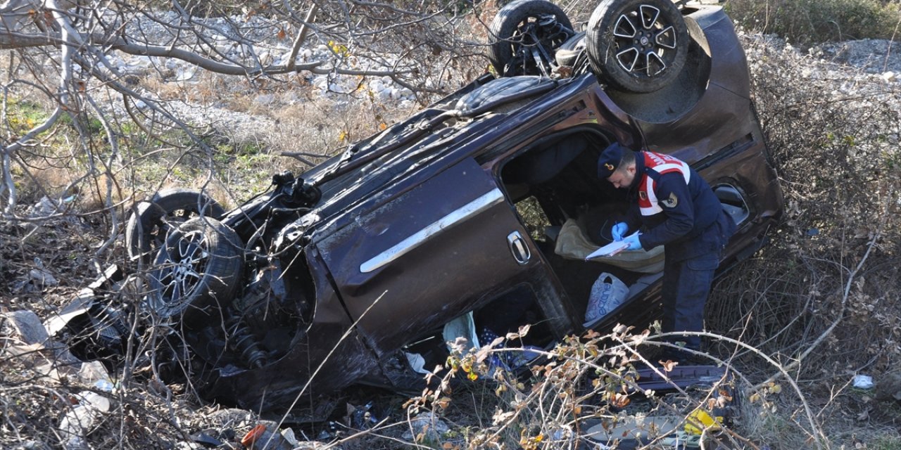 Devrilen aracın sürücüsü öldü! 4 de yaralı var