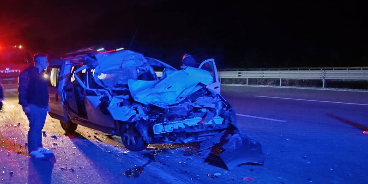 Hafif ticari araç TIR'a çarptı, sürücü hayatını kaybetti