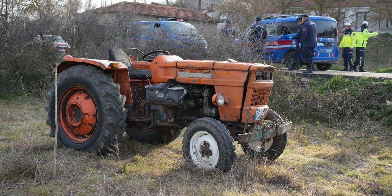 Tarlaya giden çiftçi devrilen traktörün altıda can verdi