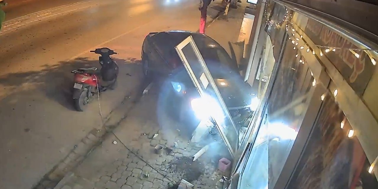 Araç kokoreççi dükkanına daldı, sürücü kayıplara karıştı