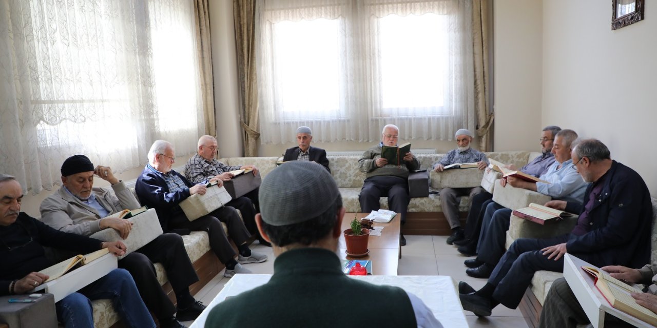 Konya’nın çınarlarından Kur'an-ı Kerim derslerine yoğun ilgi