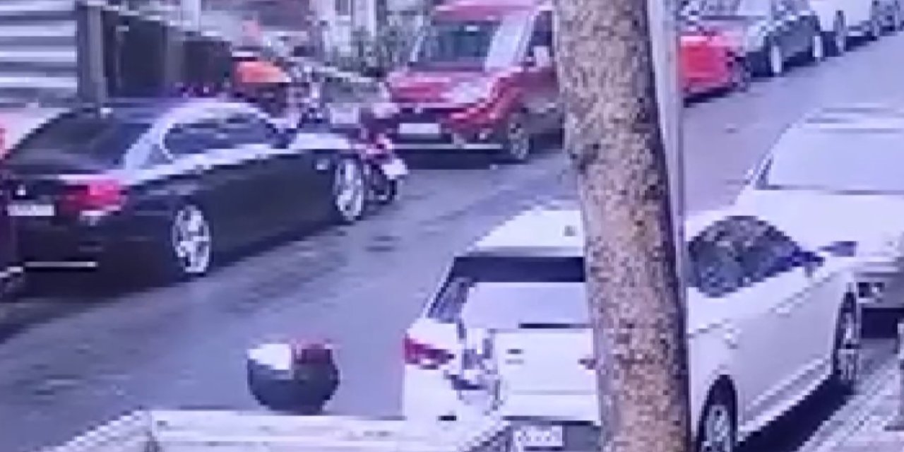 Akılalmaz kaza! Aydınlatma direğinin altında kaldı