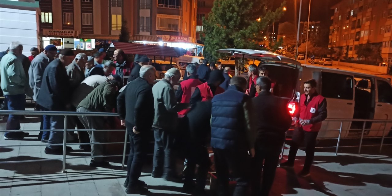 Konya'da şehitler anıldı, tatlılar ikram edildi