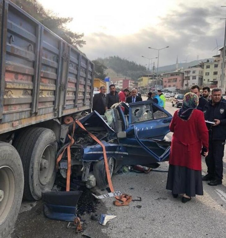 Feci kaza! Otomobil park halindeki kamyona çarptı, baba ve oğlu öldü