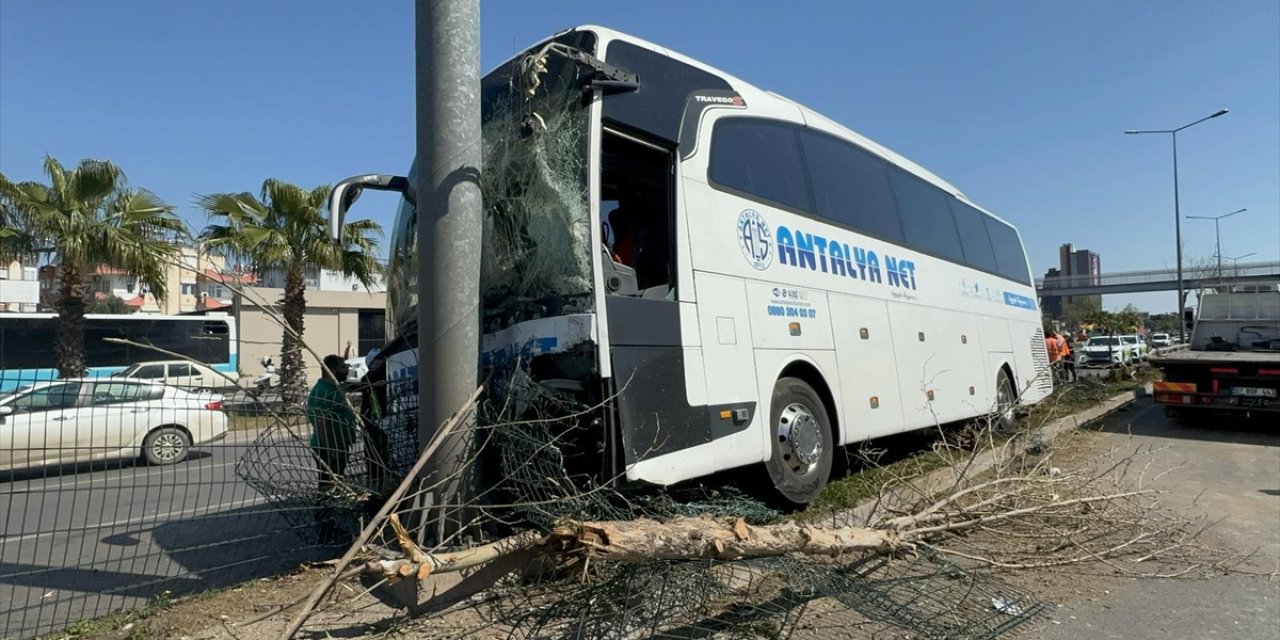 Yolcu otobüsü refüjdeki direğe çarptı