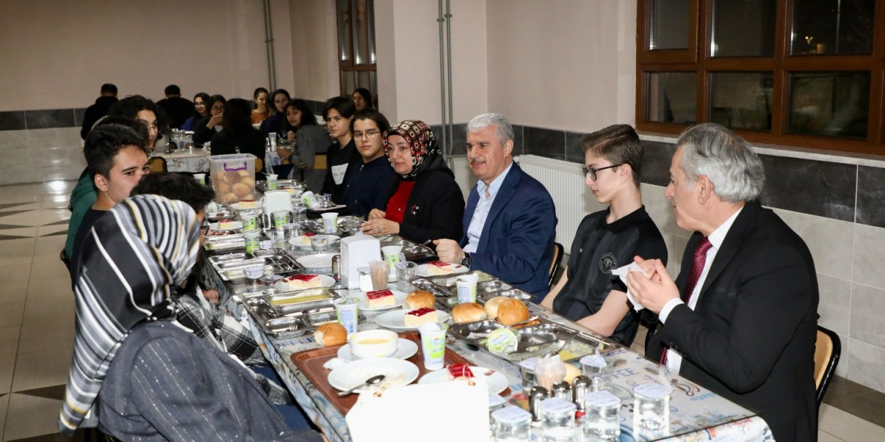 Konya Valisi, geleceğin teminatı öğrencilerle iftarda buluştu