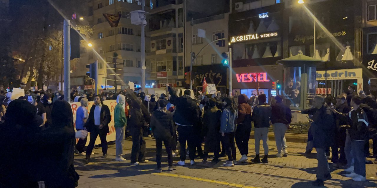 Çoğunluğu liseli protestocular birbirine girdi