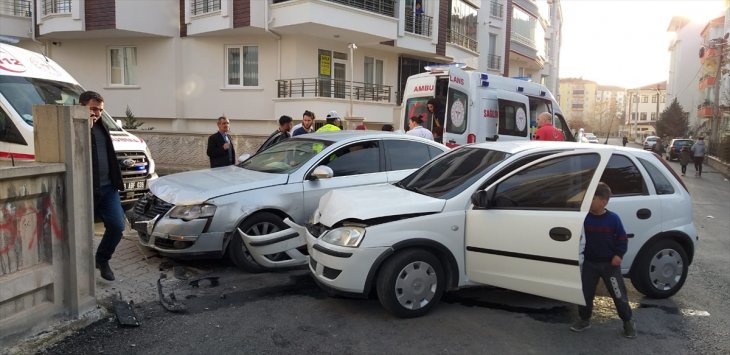 Aksaray'da iki otomobil çarpıştı: 4 yaralı