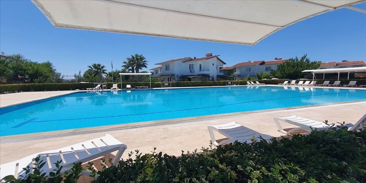 Tesettürlü mayoyla çocukları havuza almayan tatil sitesine üst sınırdan ceza