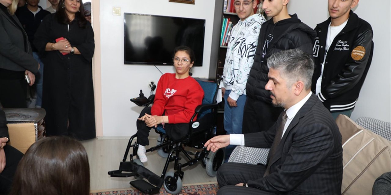 Sınıf arkadaşlarından anlamlı destek: Sinem’e elektrikli sandalye hediye ettiler