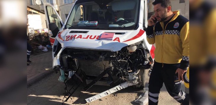 Konya’da ambulans tırla çarpıştı: 3 yaralı