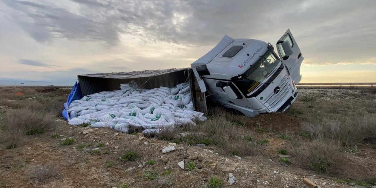 Konya’da gübre yüklü tır devrildi