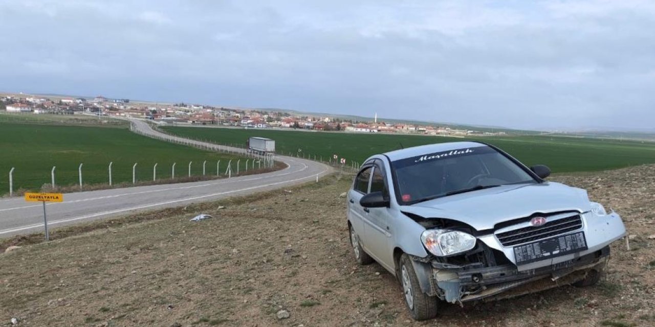 Konya’da yoldan çıkan otomobil araziye girdi