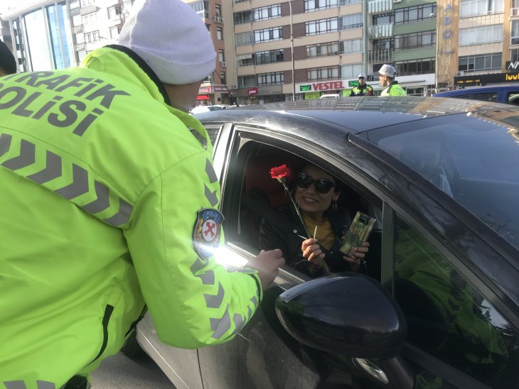 Konya'da trafik polisleri bu kez '8 Mart' için araçları durdurdu