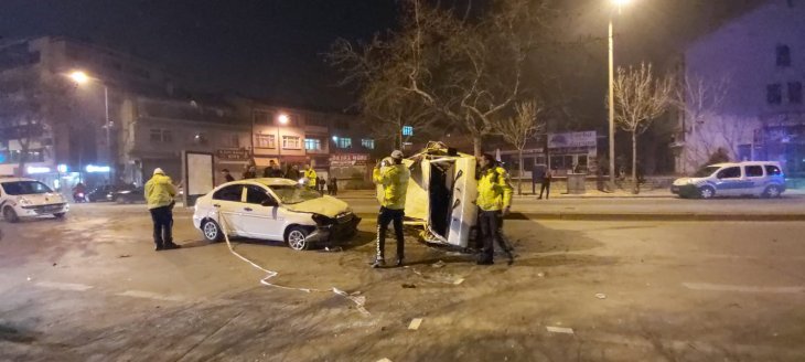 Konya’da minibüs otomobilin üzerine düştü: 5 yaralı
