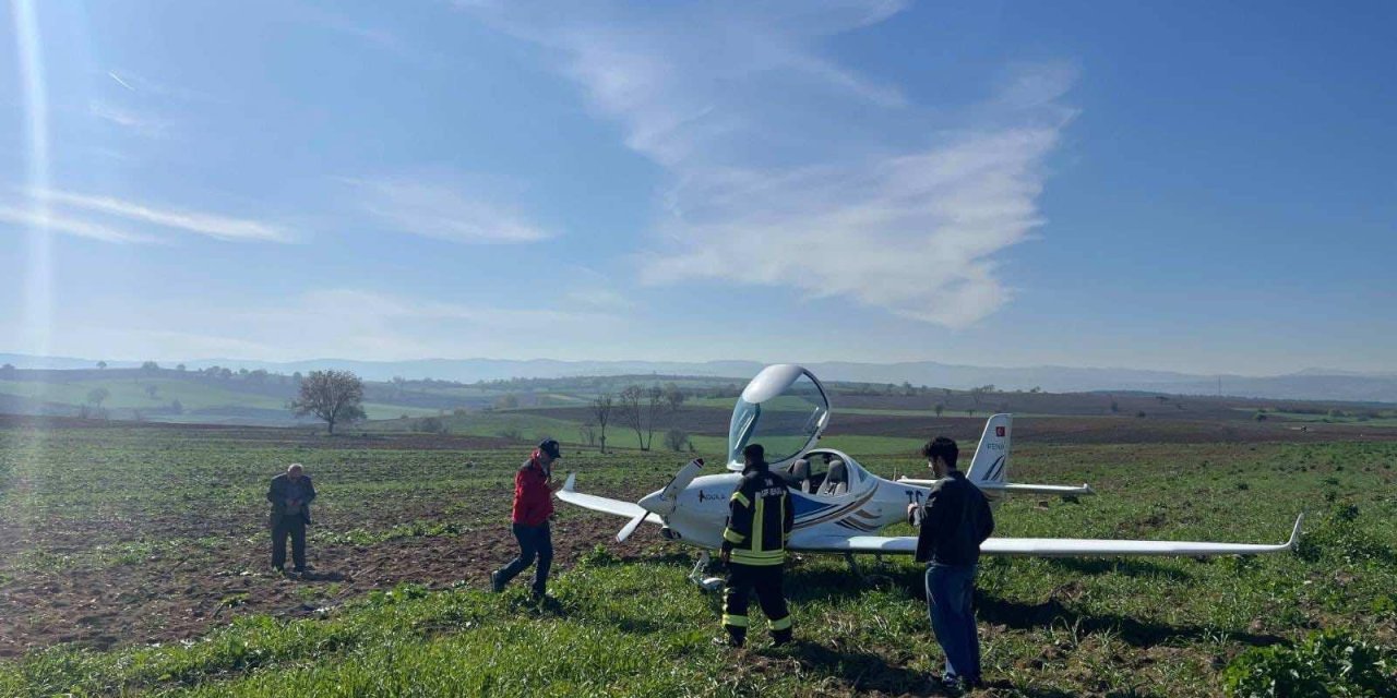 Eğitim uçağı tarlaya zorunlu iniş yaptı