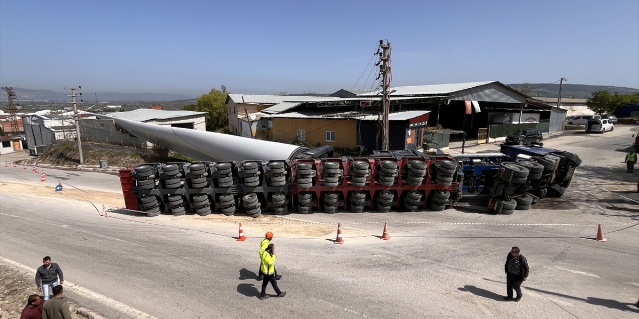 Rüzgar türbini pervanesi taşıyan tır devrildi