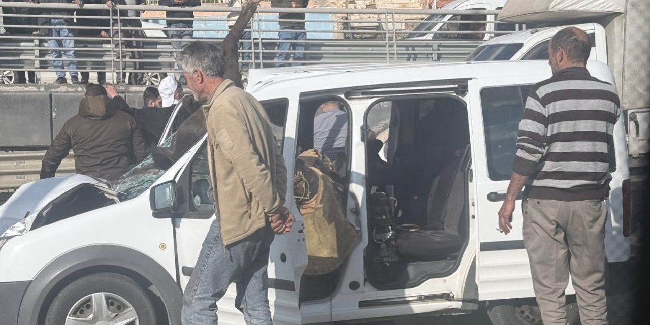 Şok eden olay! Seyir halindeki aracın üzerine at düştü