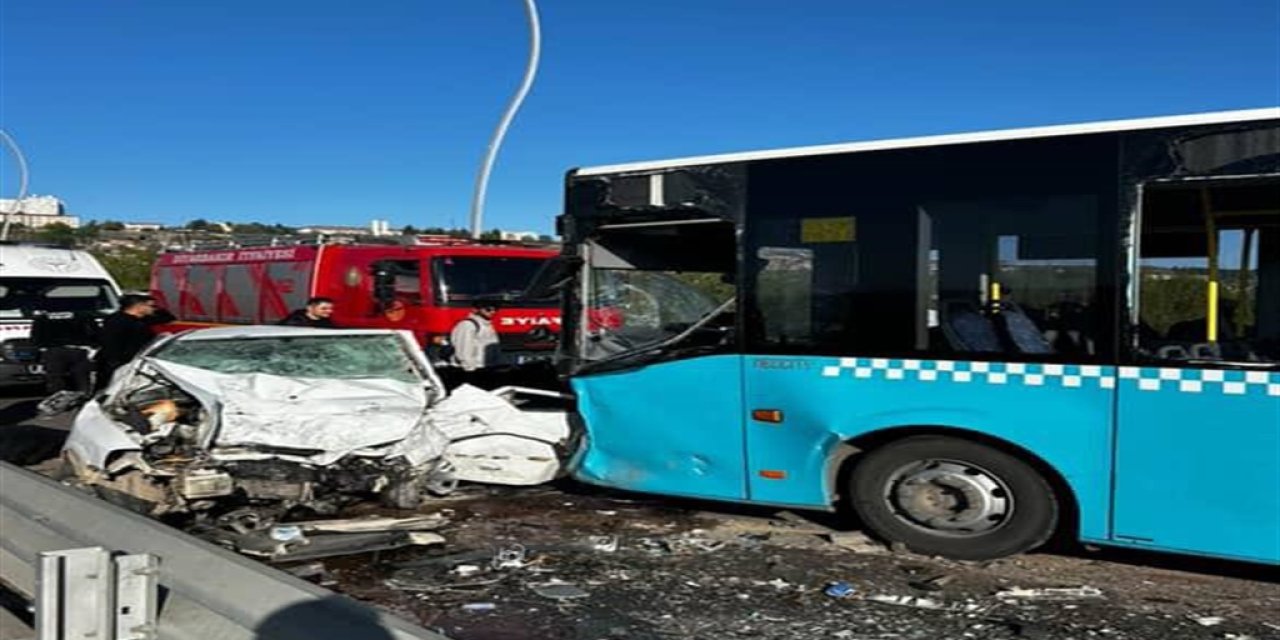 Belediye otobüsü ile otomobil kafa kafaya çarpıştı
