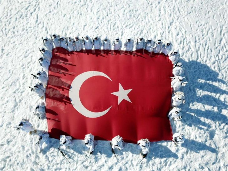 Karlı tepelerde 'vatan nöbeti'