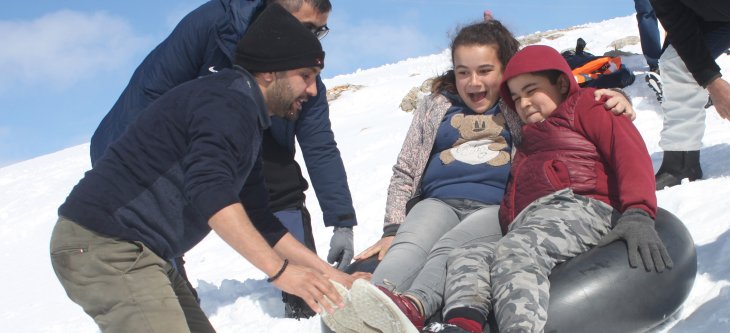 Konya’da kayak şenliği! Yaylada, naylon ve şambrel ile kaydılar