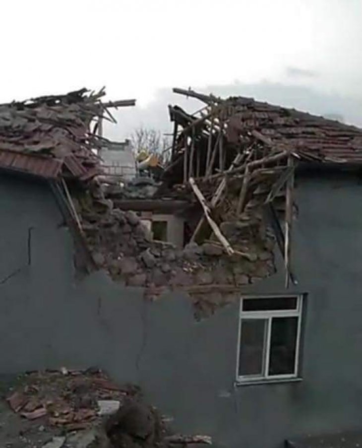 Konya’da şiddetli fırtına çatıları uçurdu, minareleri yıktı