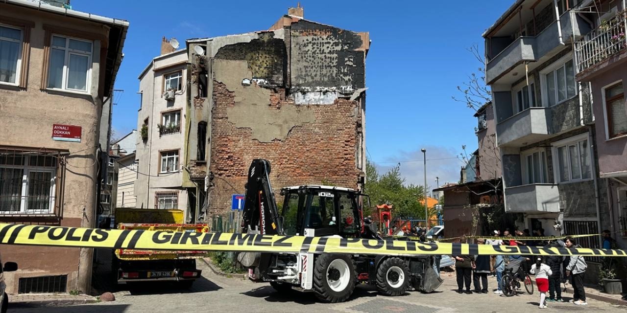 İstanbul Fatih'te bir bina depremde kısmen çöktü