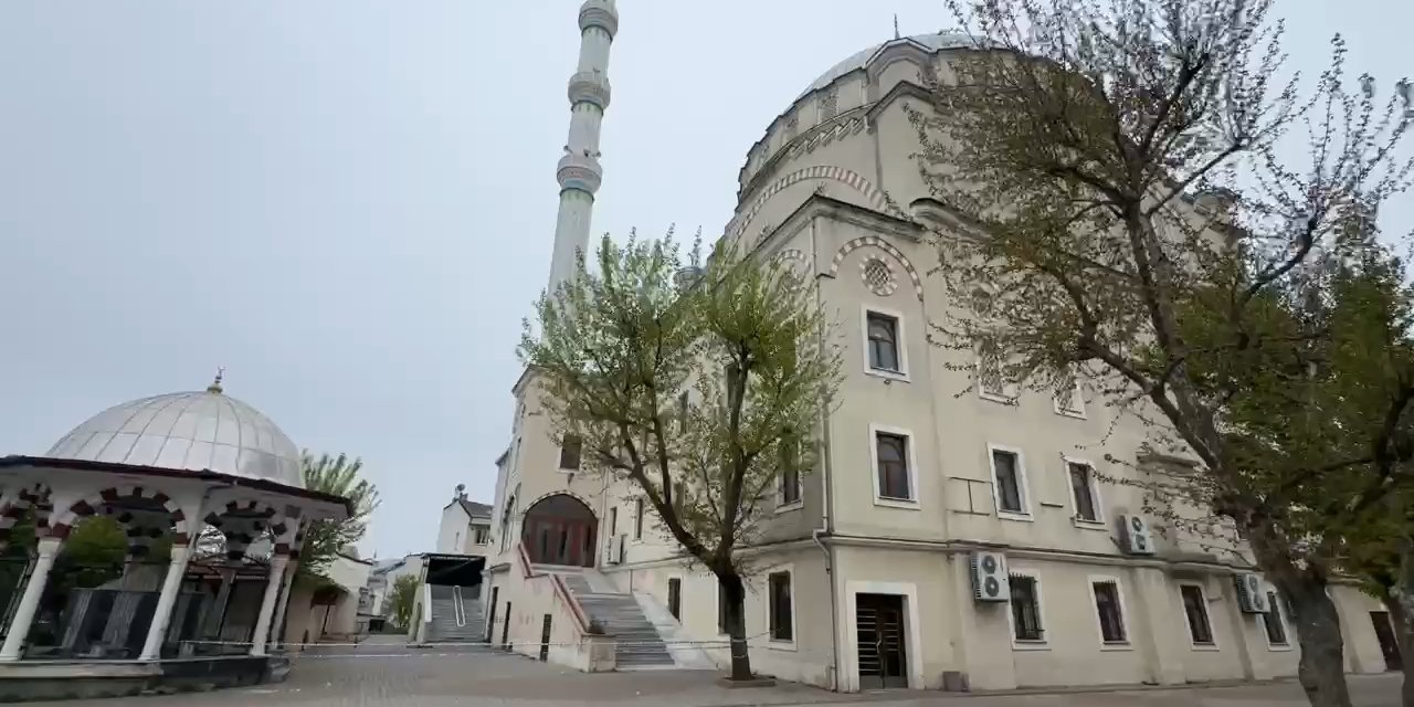 Depremde hasar gören cami mühürlendi