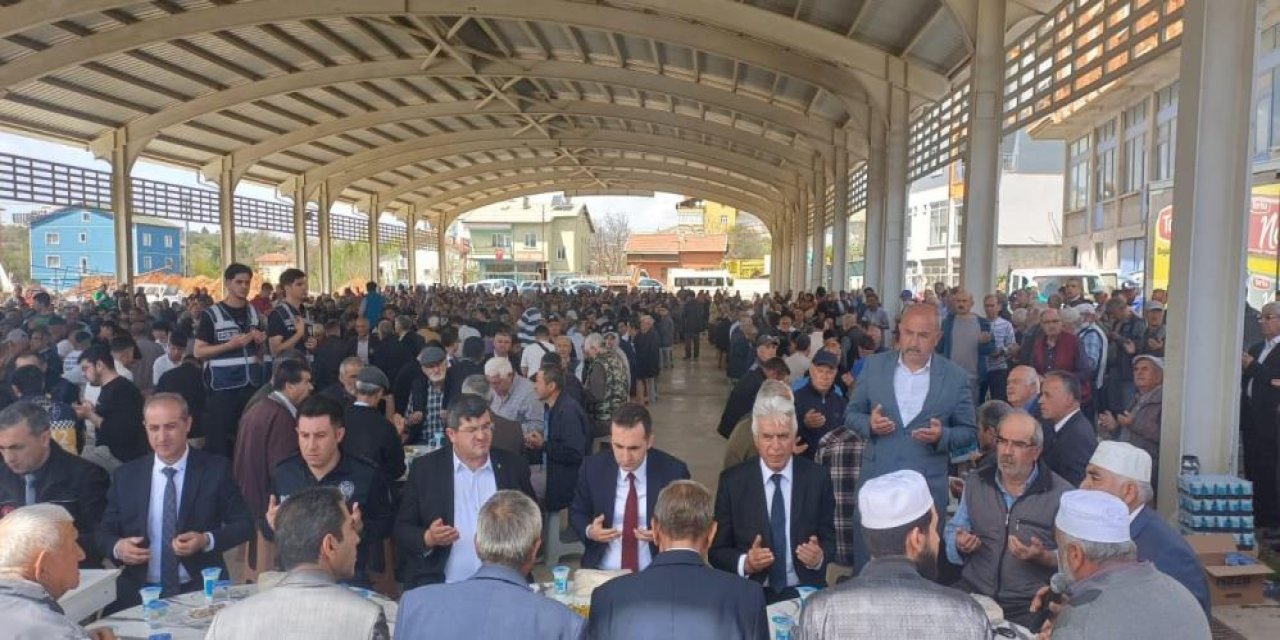 Konya'da rahmet bekleyen çiftçiler duaya çıktı