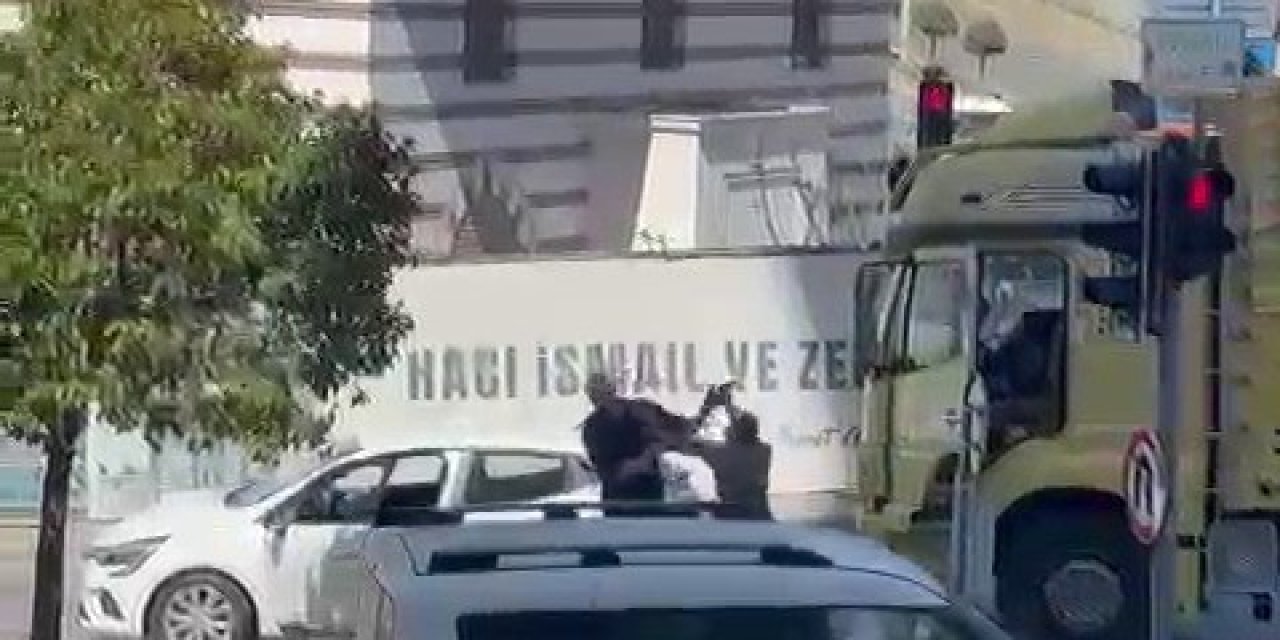 Trafikte dehşet! Çekiçle saldırı kamerada