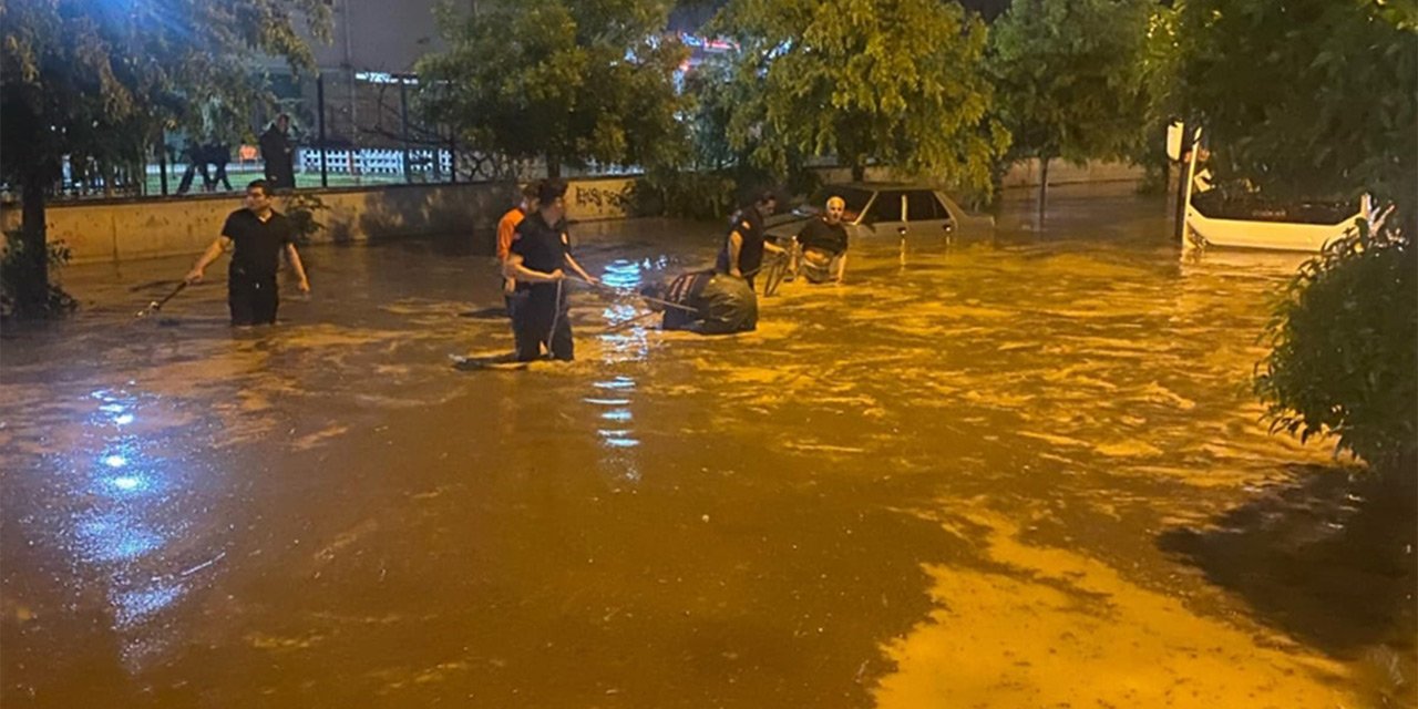 Sağanak yağış yolları göle çevirdi