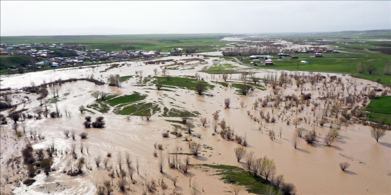 Murat Nehri taştı, tarım arazilerini su bastı