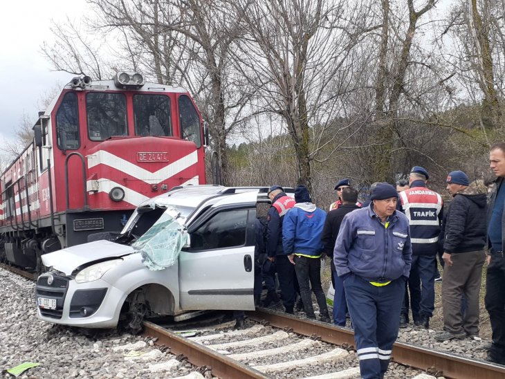 Hemzemin geçitte feci kaza! Tren hafif ticari araca çarptı: 2 ölü, 2 yaralı