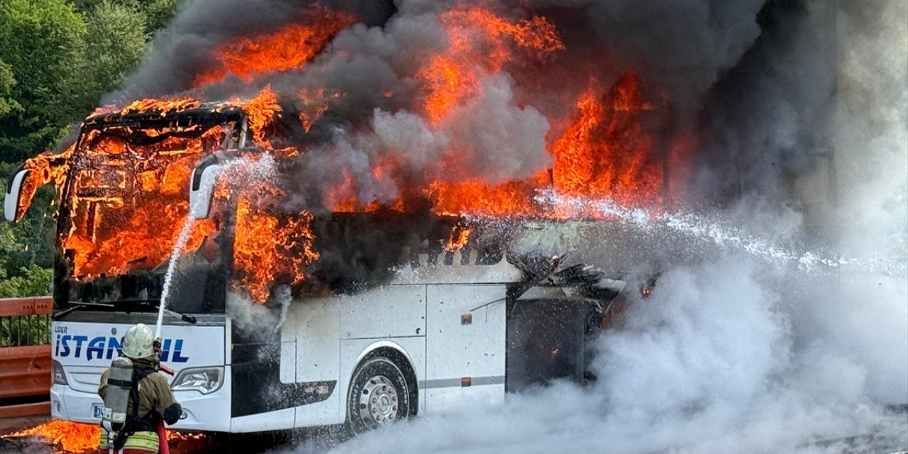 Yolcu otobüsü otoyolda alev alev yandı