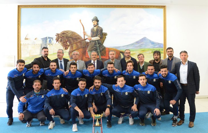 Rektör Şahin ve ASKF yöneticileri Selçuk Üniversitesi futbol takımı ile buluştu