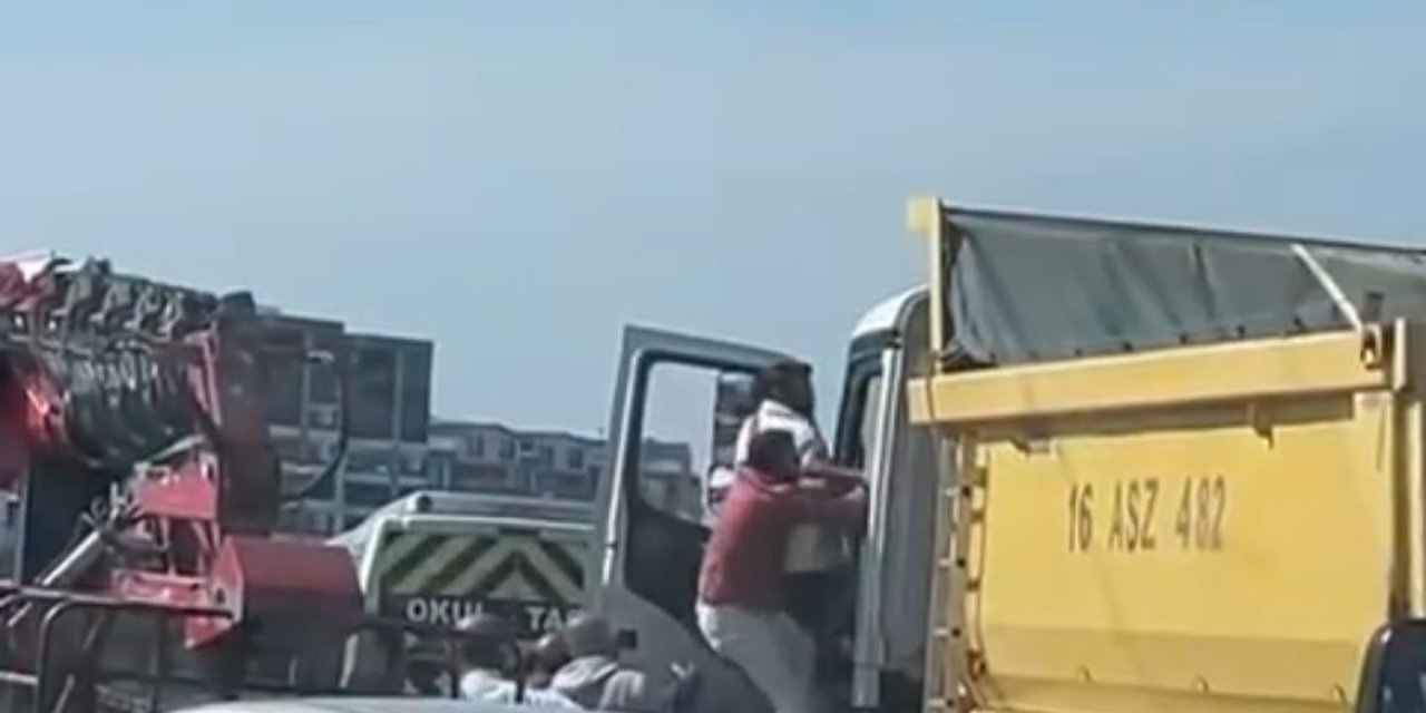 Kamyonetin tepesinde yumruklar havada uçuştu
