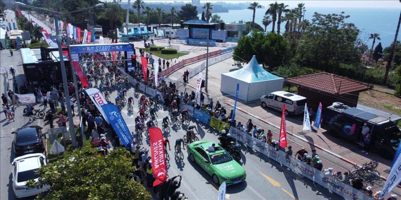 Start verildi, pedallar Türkiye Bisiklet Turu için çevrildi