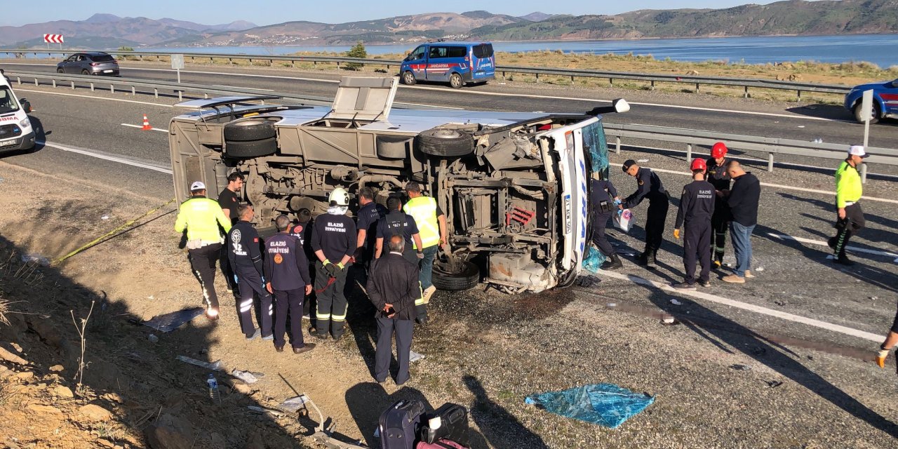 Yolcu midibüsü karşı şeride geçerek yan yattı: 25 yaralı