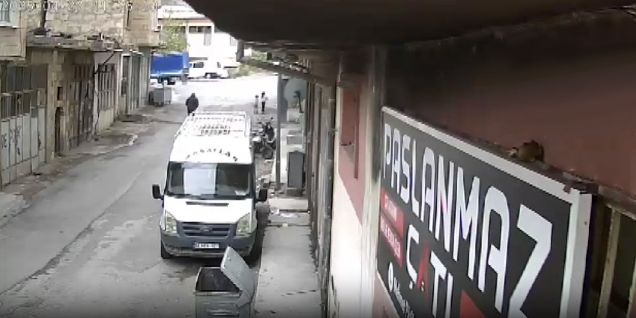 Küçük çocuk 2'nci kattan çöp konteynerine düştü; o anlar kamerada