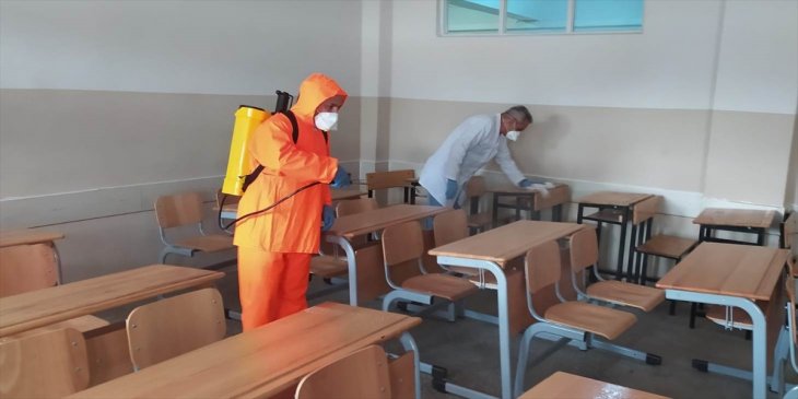 Seydişehir'de lisede koronavirüse karşı hijyen temizliği