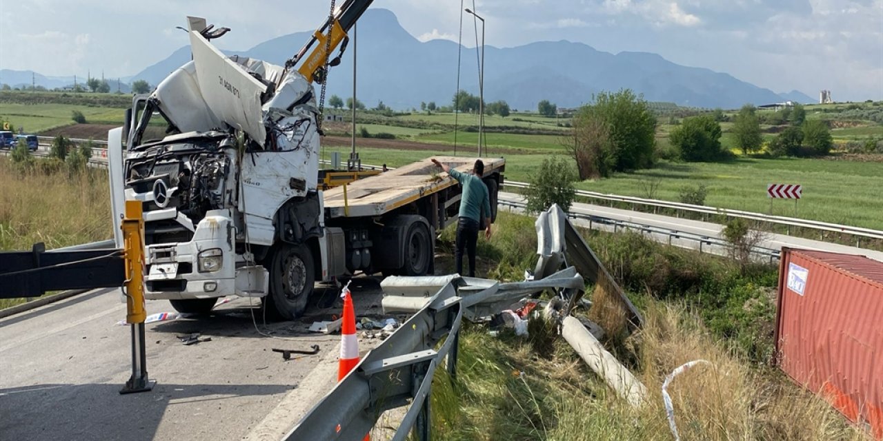 Tır otoyolda devrildi: Sürücü öldü