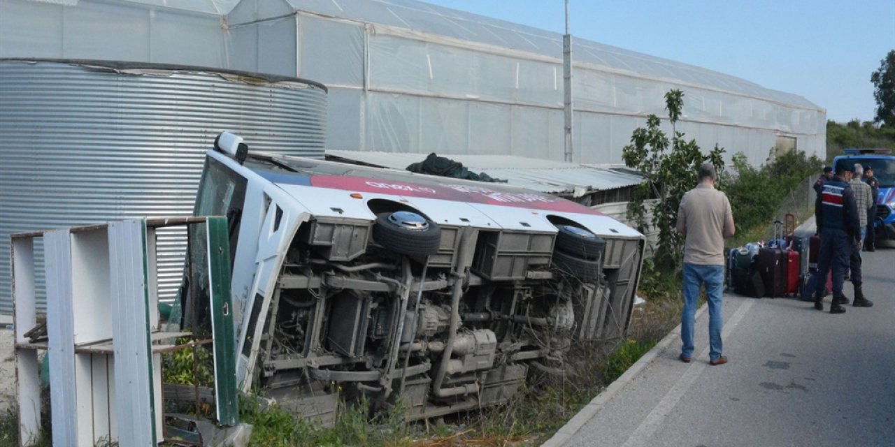 Rus turistleri taşıyan midibüs devrildi: 19 yaralı