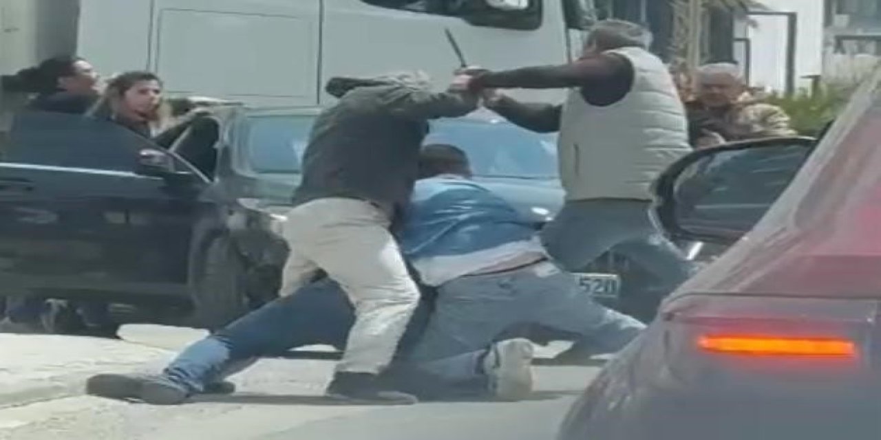 Şok eden anlar: Trafikte satırlı kavga kamerada