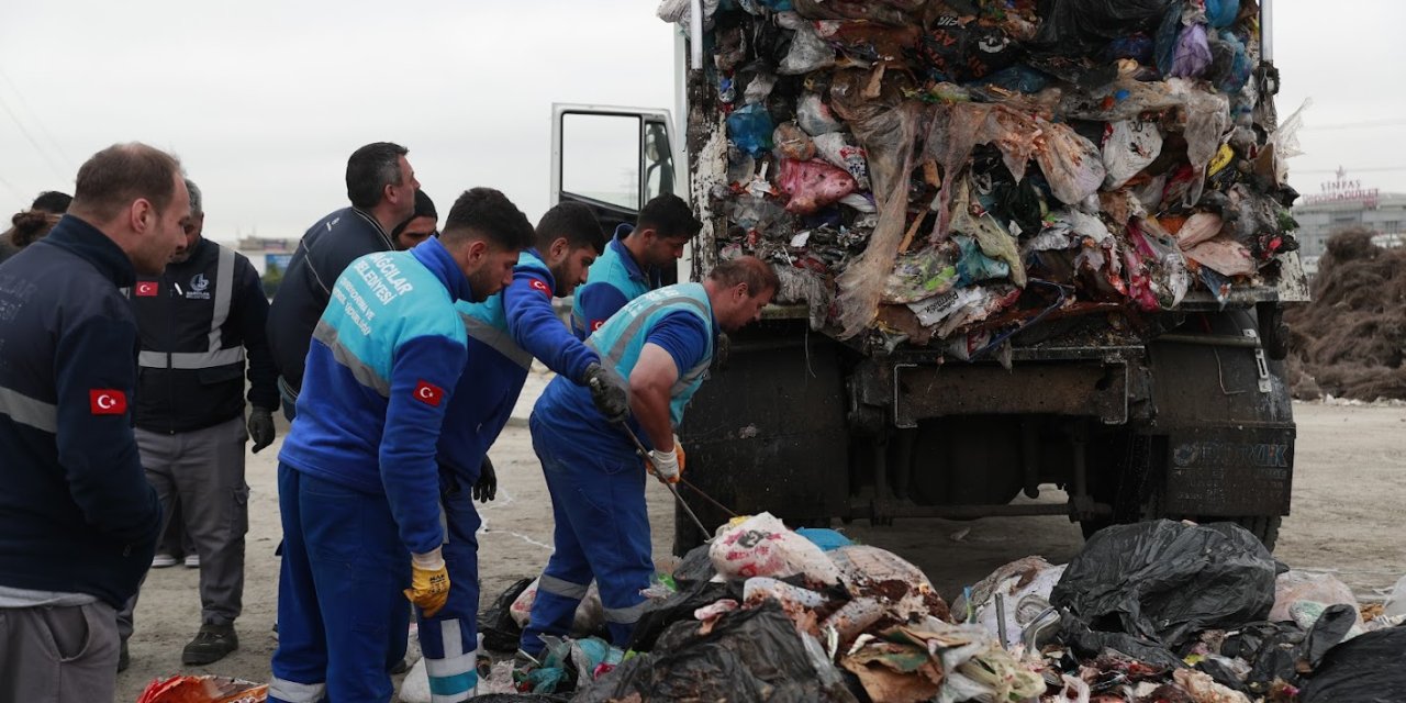 Dalgınlıkla attı, tonlarca çöpün arasında buldu