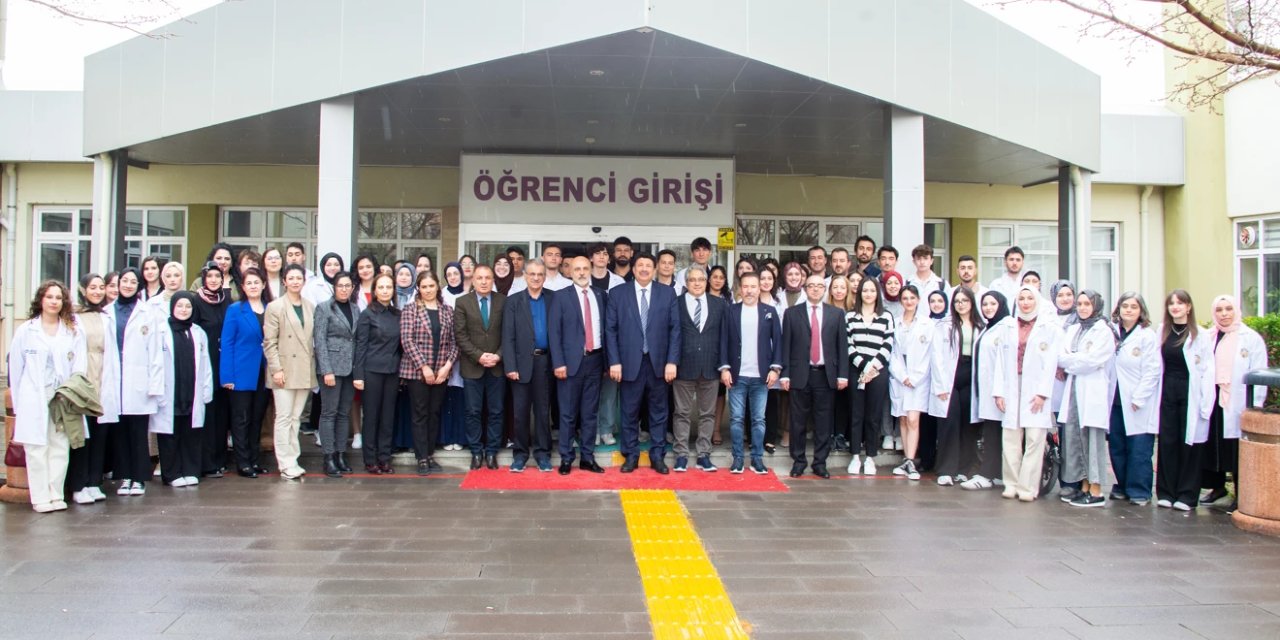 Selçuk Üniversitesi’nde kimya öğrencileri beyaz önlük giydi